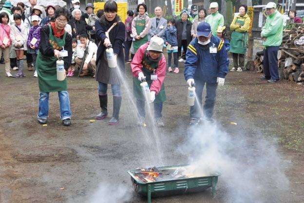 「防災ファミリーひろば」での初期消火訓練