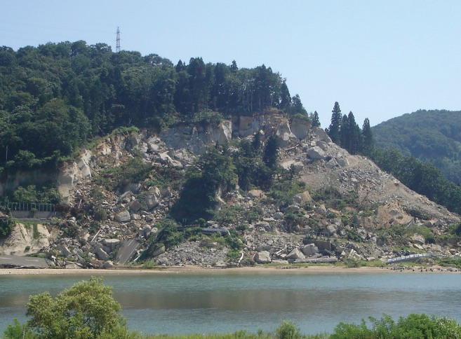 新潟県中越地震により長岡市妙見町で発生した大規模土砂崩れの現場。