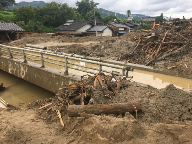 朝倉市杷木地区の流木の様子
