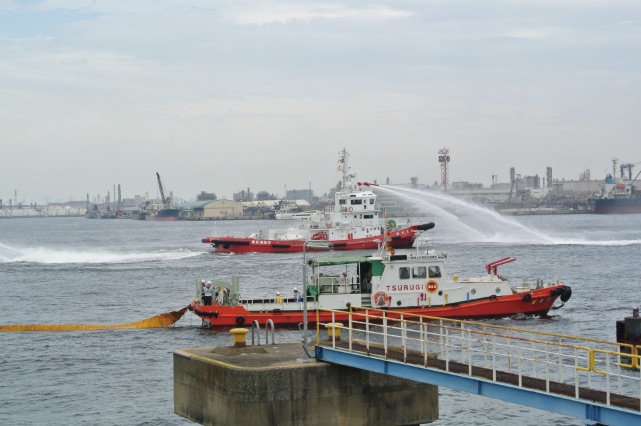 消防艇などにより行われた、海面へのオイルフェンスの展張や放水の訓練