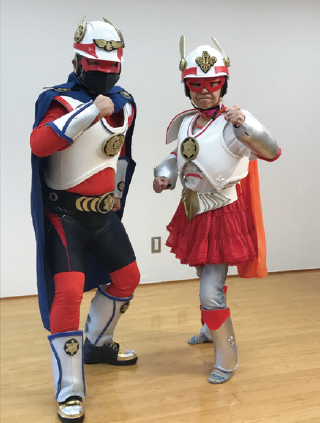 仙台八木山防災連絡会のオリジナルキャラクター「防災仮面」(左)と「防災レディ」