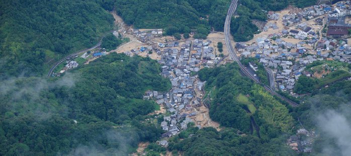 図２　土砂災害の状況（広島県安芸郡坂町小屋浦付近）