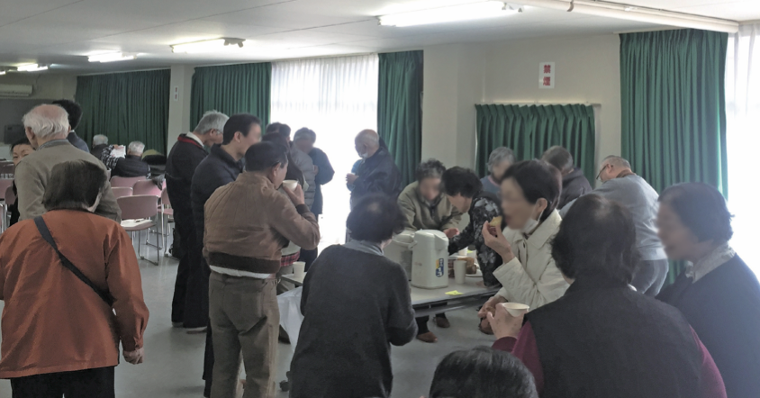 非常食の試食を楽しむ団地居住者（みんなの防災カフェにて）