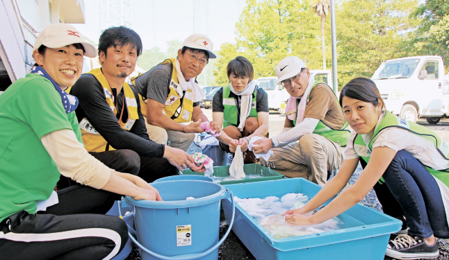 被災地のボランティアセンターで活動する赤十字防災ボランティア（平成30年７月豪雨）