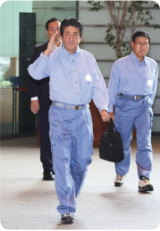 政府本部運営訓練に向かう安倍内閣総理大臣(官邸ホームページより)