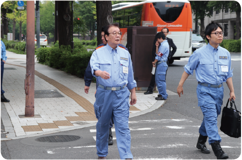 徒歩で官邸に向かう山本防災担当大臣