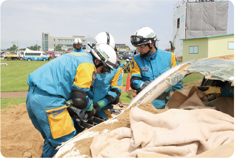 埋没車両からの救出訓練の様子