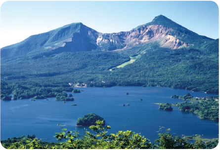 明治21年の噴火で生まれた桧原湖と磐梯山（写真：磐梯山噴火記念館）