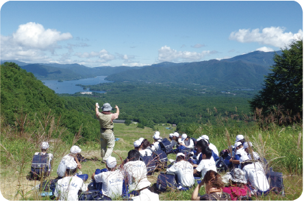 小磐梯が崩れて流れ下った風景から、火山の仕組みを学ぶ地元の中学生（写真：磐梯山噴火記念館）