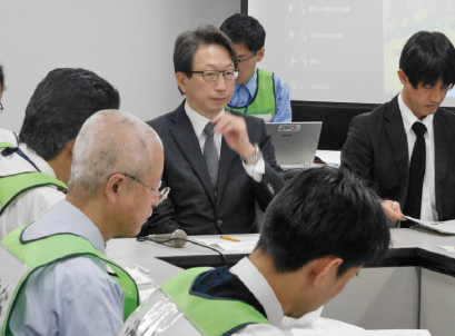 各県からの被害状況等の報告を受ける平内閣府副大臣/中部現対本部運営訓練（名古屋）