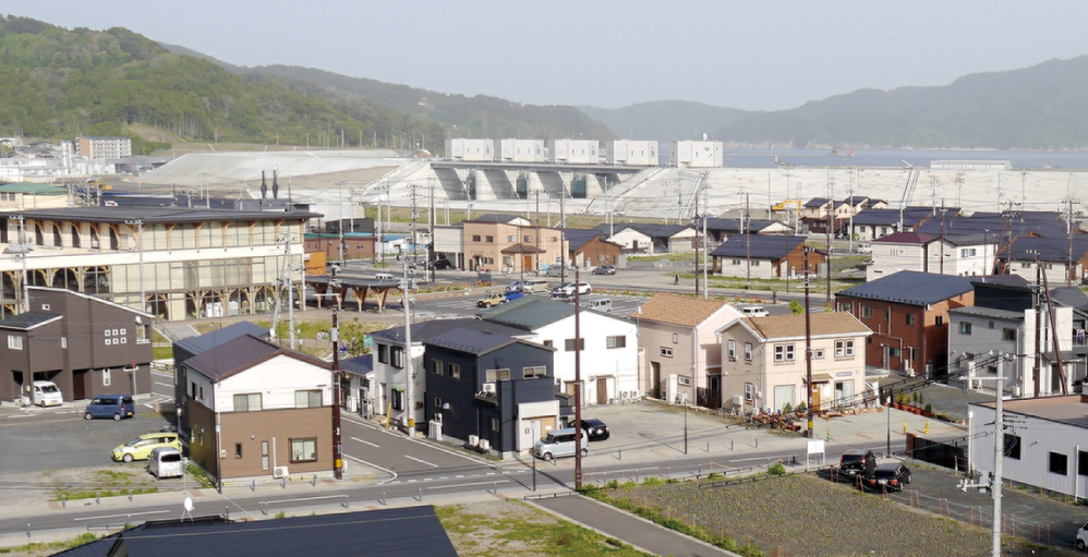 整備された防潮堤と水門（大槌町）