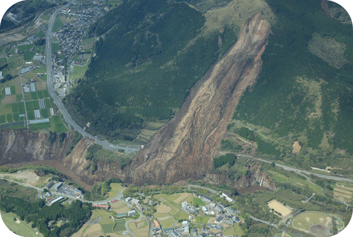 熊本地震による大規模山腹崩壊と落橋した阿蘇大橋（国土地理院撮影）