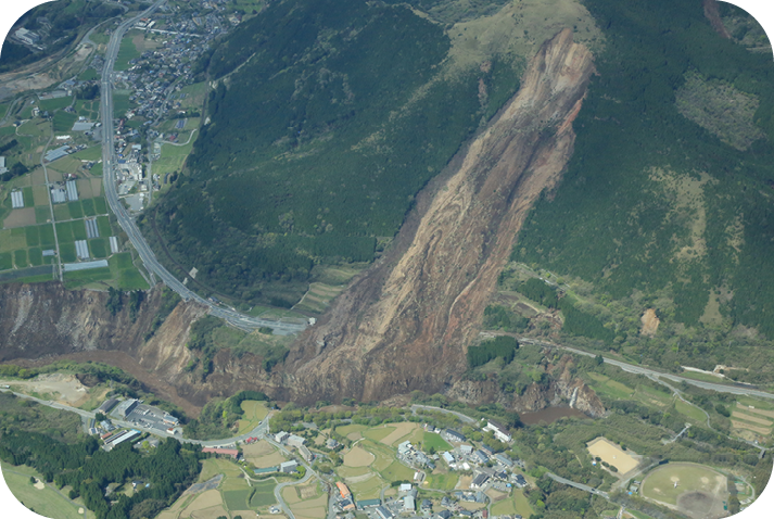 熊本地震による大規模山腹崩壊と落橋した阿蘇大橋(国土地理院撮影)