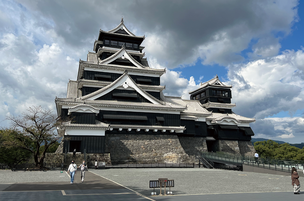 令和3年6月に公開を再開した熊本城天守。特別見学通路から城内の被災の様子も見ることができる