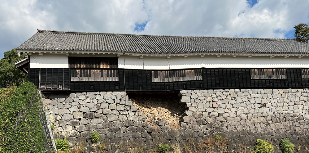 令和3年6月に公開を再開した熊本城天守。特別見学通路から城内の被災の様子も見ることができる