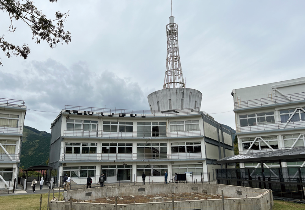 震災ミュージアムの例。南阿蘇村の旧東海大学阿蘇校舎と、益城町の耕地に表れた布田川断層帯の地表地震断層