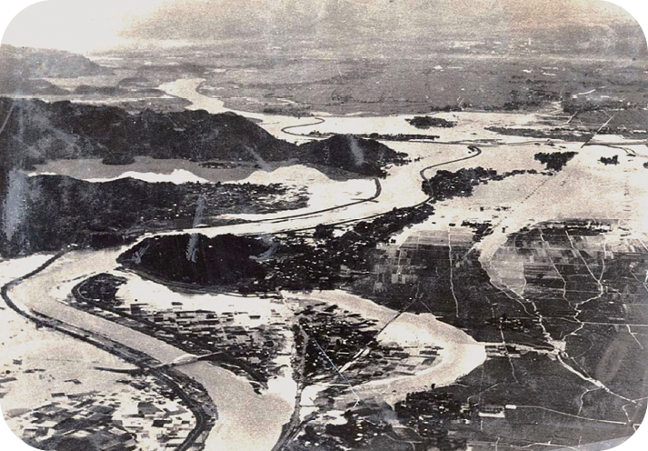 狩野川の氾濫により濁水の海と化した田方平野（写真提供：沼津河川国道事務所）