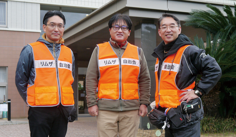 リムザ自治会の林田健一会長（右）、熊谷貴和さん（中）、後町伸司さん（左）