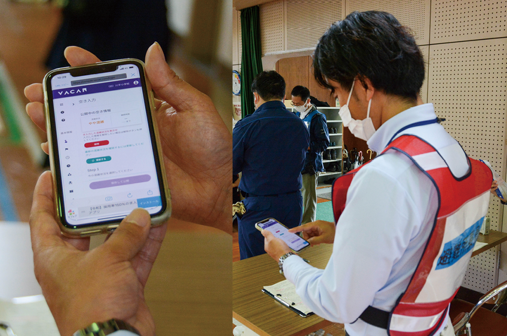 ツールを活用した職員向けの避難所運営訓練(長崎市提供)