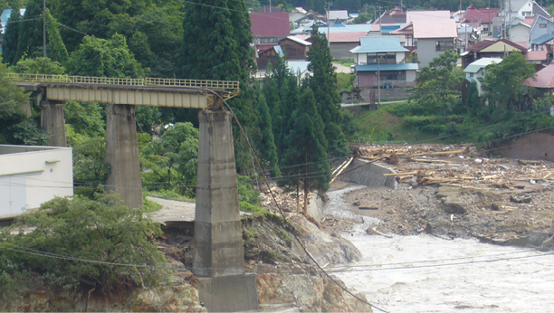 被災直後の第六只見川橋梁（ダム側から撮影）。橋脚やトラス桁、桁橋が流失している（提供：福島県金山町）