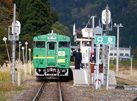 只見駅で発車を待つ列車