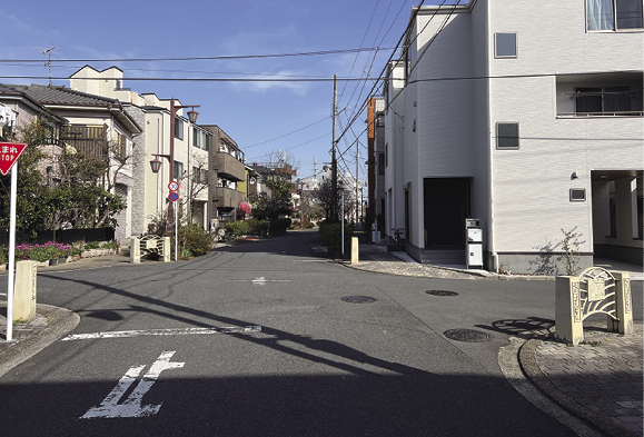 古隅田川の暗渠上にある道路。かつての利根川の流路だった