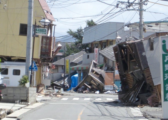 地震による損壊建物/出典:熊本県災害廃棄物処理実行計画〜第1版〜(熊本県)