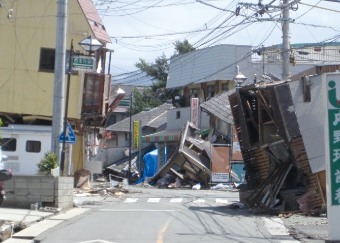 地震による損壊建物／出典：熊本県災害廃棄物処理実行計画〜第１版〜（熊本県）