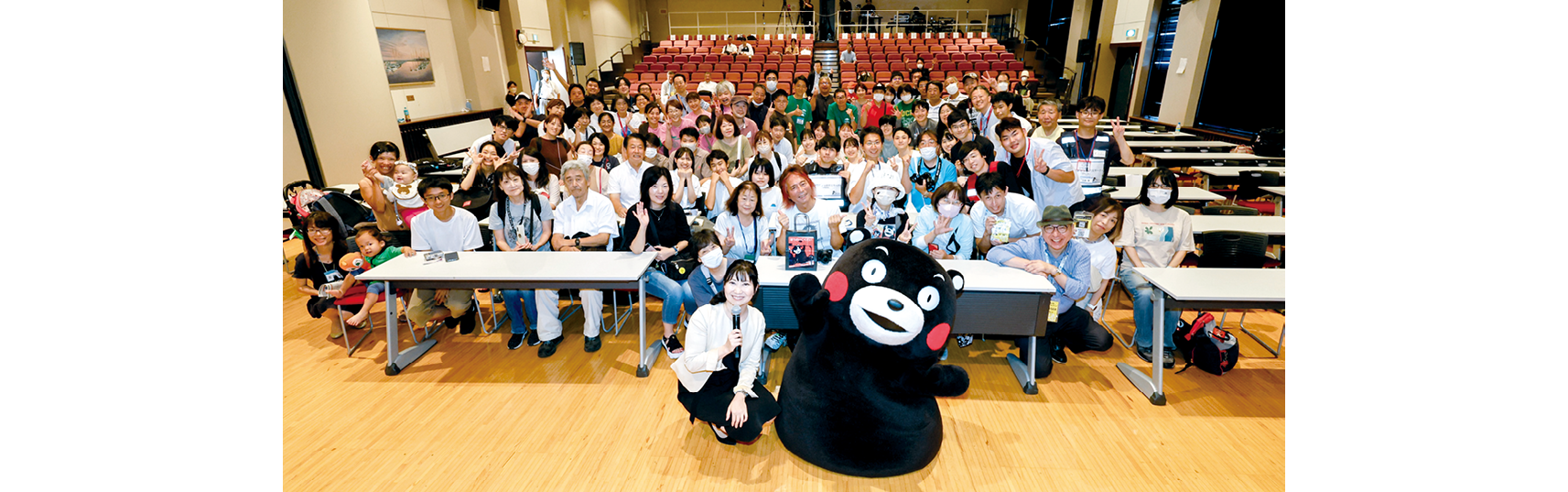 クロージングセッション後のくまモンとの集合写真(©2010熊本県くまモン)