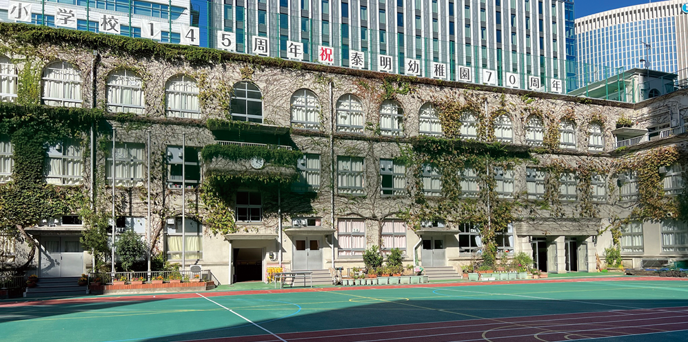 東京都選定歴史的建造物に選定されている中央区立泰明小学校は復興小学校の一つ。鉄筋コンクリート造3階建の堅牢な校舎は後の東京大空襲にも耐え、今も当時の姿を伝える。