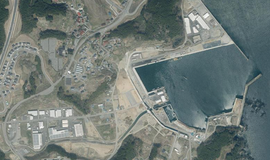 震災発生直後（上）と復興後の長部漁港付近の航空写真