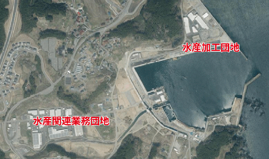 震災発生直後(上)と復興後の長部漁港付近の航空写真