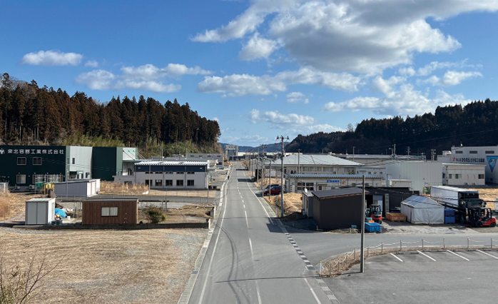 長部漁港の背後地を活用して整備された水産関連業務団地。奥には防潮堤が見える。