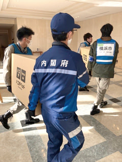 避難所への物資搬入の様子(内閣府資料)