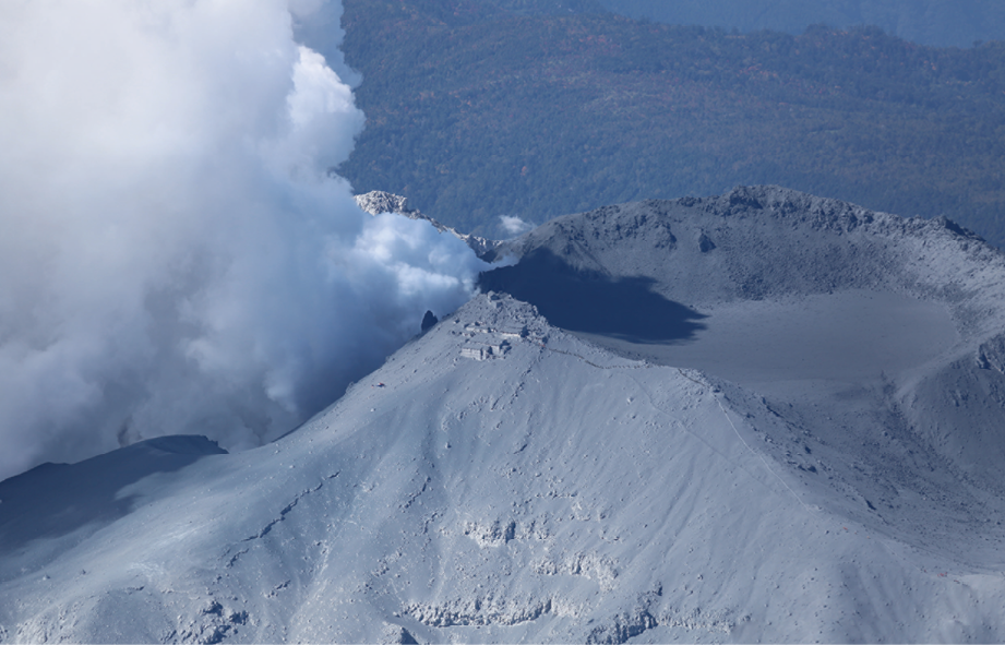 噴火翌日の2014年9月28日に航空機から撮影された御嶽山(国土地理院)