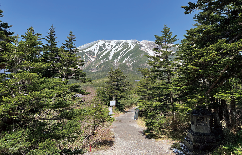現在の登山口から望む御嶽山(2024年5月撮影)