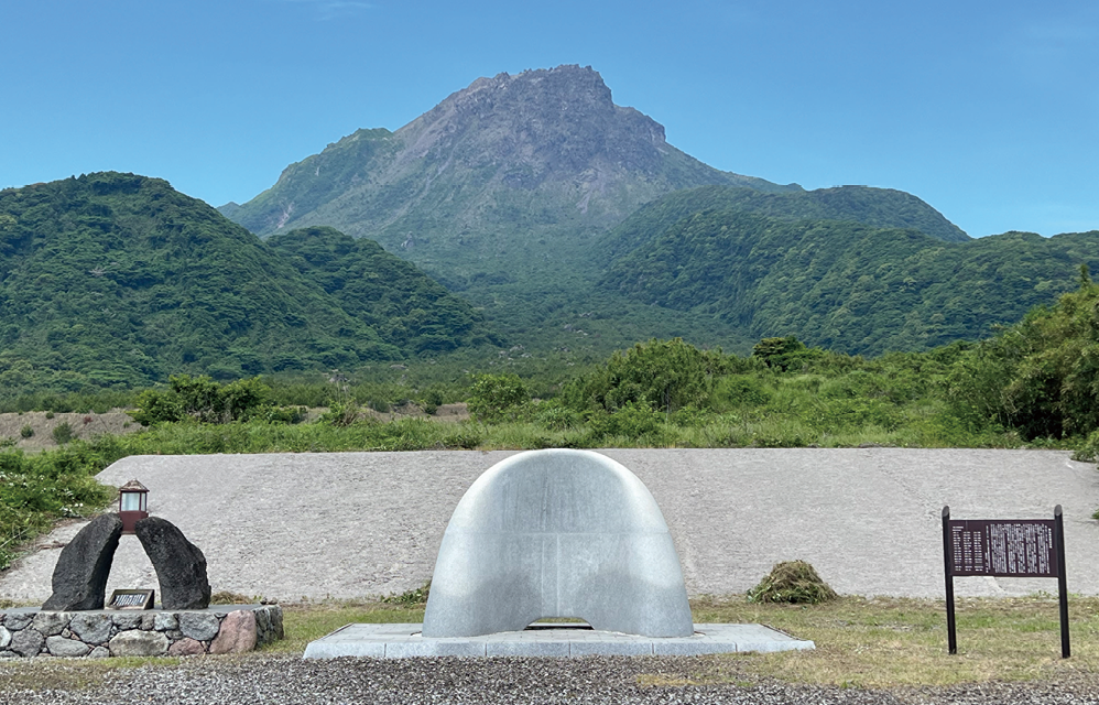 雲仙普賢岳の火砕流の現場近くに建てられたモニュメント(2024年5月撮影)