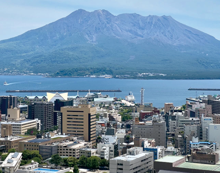 鹿児島市街地と桜島(2024年5月撮影)