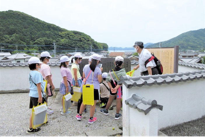 児童が災害教訓を学ぶ様子（大分県佐伯市）