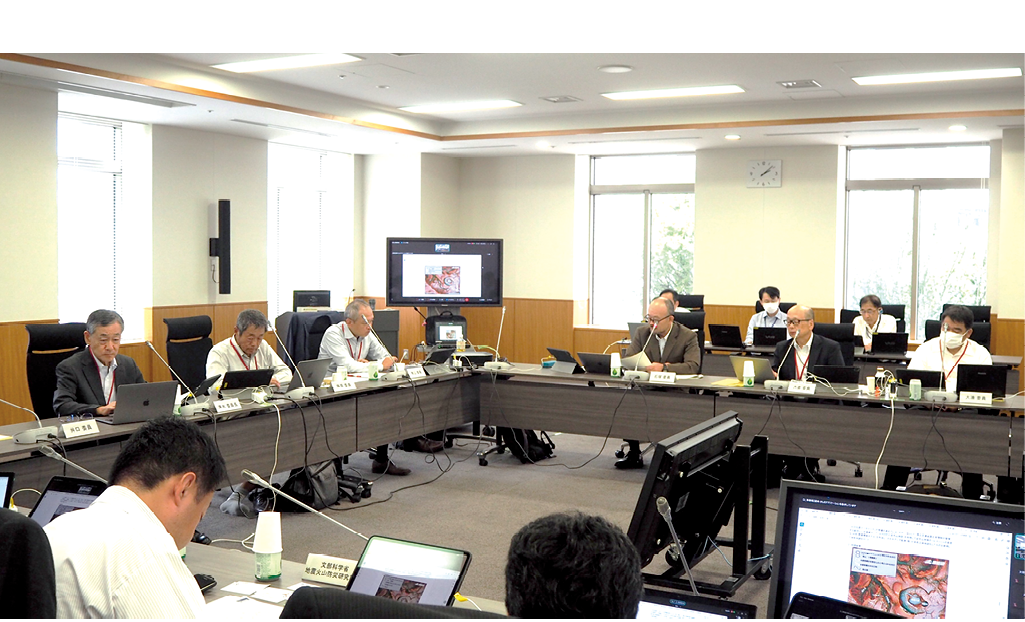 火山調査研究推進本部火山調査委員会・会議の様子