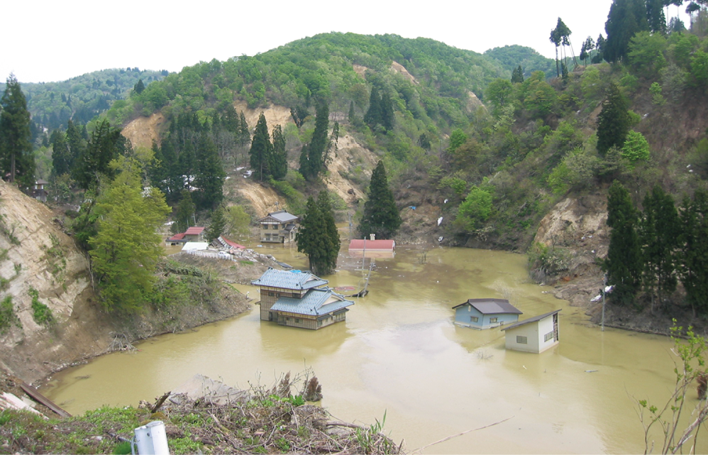 東竹沢地区で発生した芋川の河道閉塞により水没した木籠集落(長岡市提供)