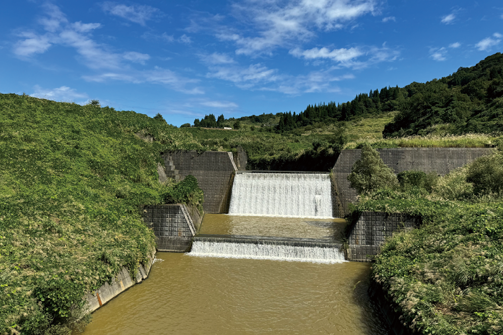 強化された東竹沢の砂防施設。砂防堰堤の奥の平坦地は地すべり堆積地(2024年9月撮影)