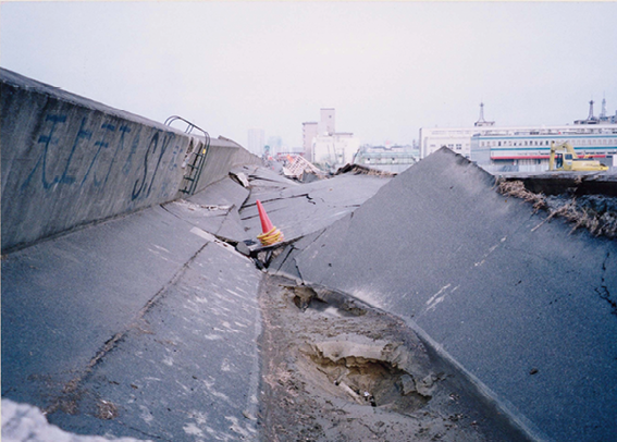 震災で沈下・崩壊した堤防(国土交通省近畿地方整備局淀川河川事務所提供)