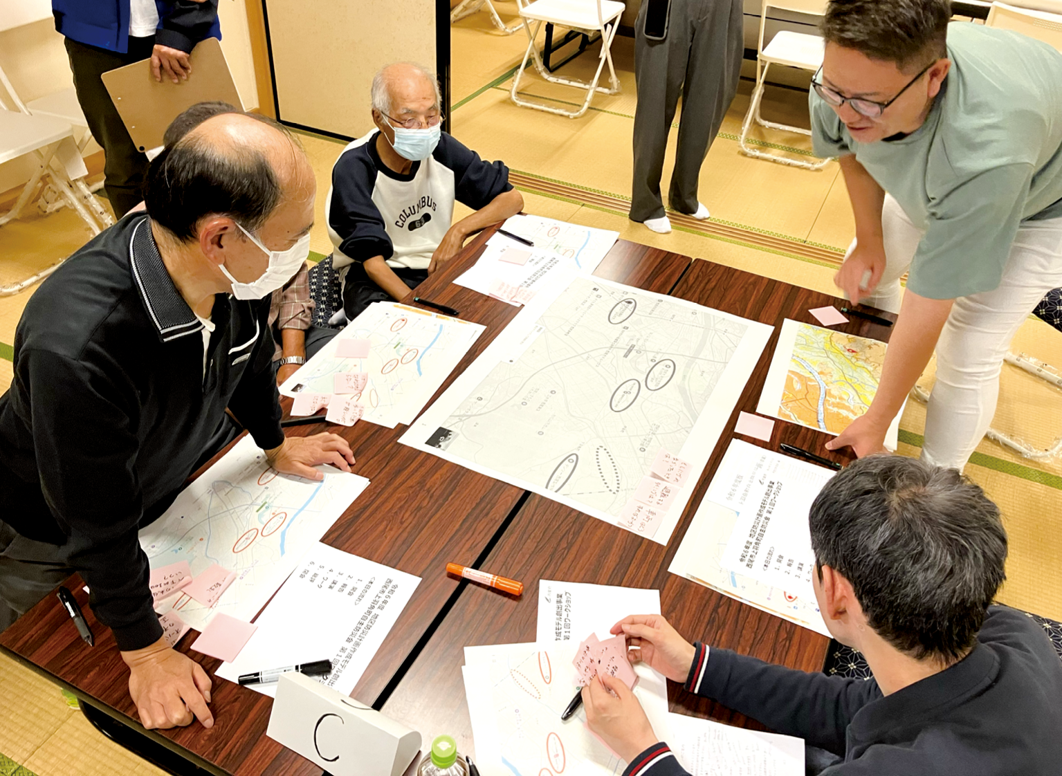 地区防災計画づくりを行う住民（令和6年（2024年）11月撮影）