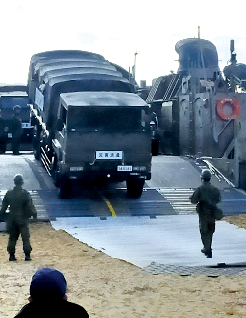 海水浴場への自衛隊トラックの下車(令和6年(2024年)12月撮影)