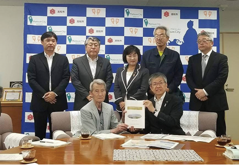 下知地区防災計画の高知市長への提出(高知市提供)