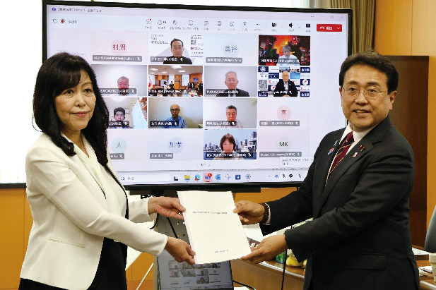 赤澤大臣への報告書手交の様子(令和7年(2025年)6月4日撮影)