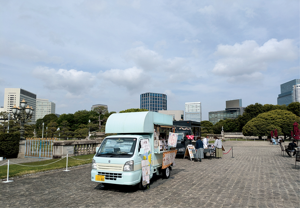 写真1 迎賓館赤坂離宮における来館者向けのキッチンカーの様子(令和7年(2025年)4月撮影)