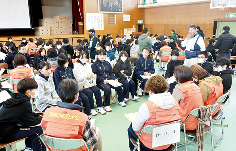 中学生と協力防災士による訓練振り返り