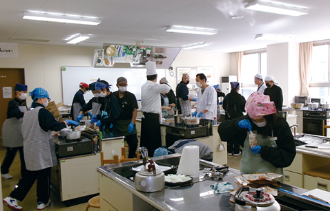 中学生とプロの料理人による炊き出し訓練